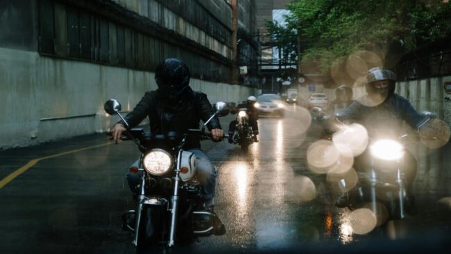 Além de realizar uma limpeza constante com água e detergente neutro, também é válido que os motociclistas usem outras formas de prevenção