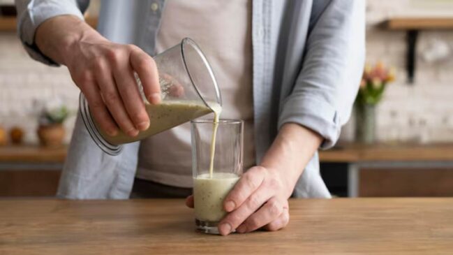 A vitamina de ameixa tem diversos benefícios para a saúde