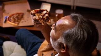 É comum para muita gente optar por comer a pizza do dia anterior diretamente da geladeira, sem aquecê-la.