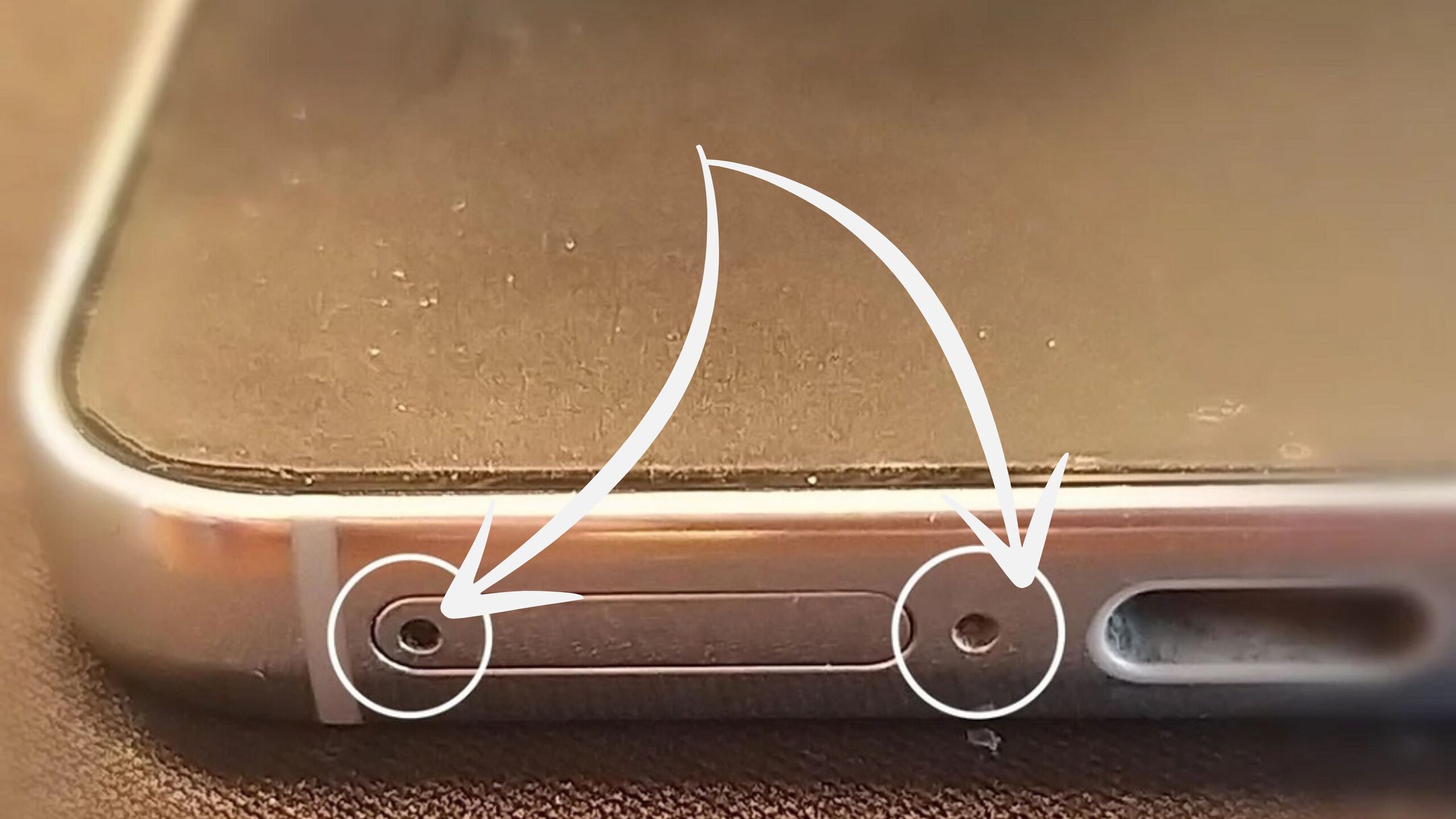 Esses pequenos furinhos no seu celular não estão aí por acaso um deles é o microfone que melhora a qualidade das suas chamadas. Já o outro... tem uma função que quase ninguém conhece!