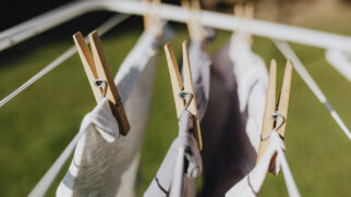 Quem nunca se deparou com aquela pilha de roupas que parece levar uma eternidade para secar durante os dias úmidos e frios?