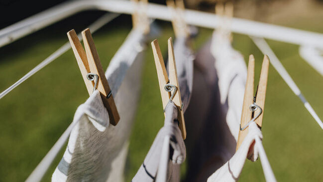 Quem nunca se deparou com aquela pilha de roupas que parece levar uma eternidade para secar durante os dias úmidos e frios?