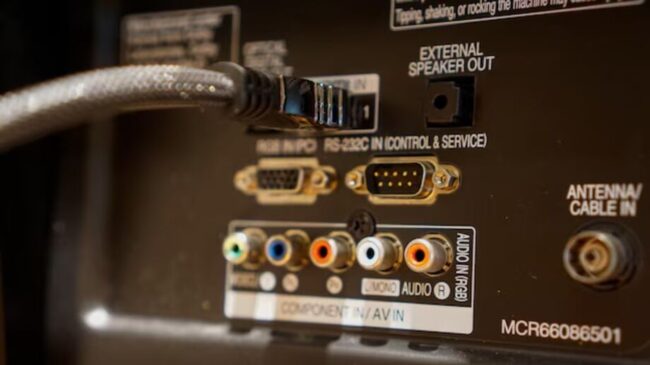 A porta HDMI é um padrão de conexão digital que transmite vídeo e áudio em alta qualidade