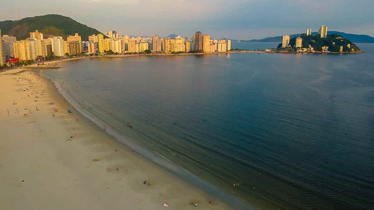 A famosa Praia do Gonzaguinha tem sofrido com o avanço do mar/divulgação