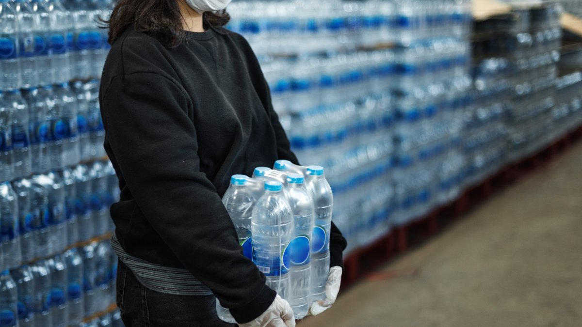 Especialistas recomendam que você nunca mais compre água de garrafa; entenda por quê
