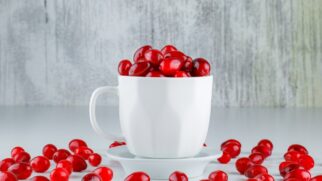 Estudos indicam que o cranberry pode proteger o trato urinário e reduzir o risco de doenças renais crônicas
