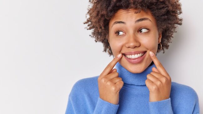 Alguns truques podem te fazer ter os dentes brancos e economizar