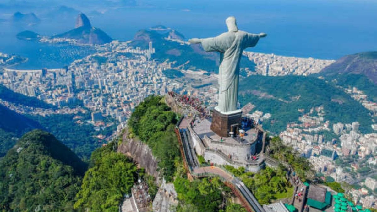 Cristo Redentor, no Rio de Janeiro, com seus braços abertos e vista privilegiada / Shutterstock