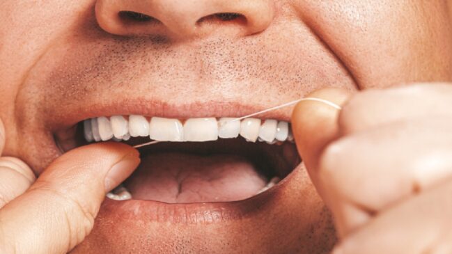 Passar fio dental segue fundamental na terceira idade