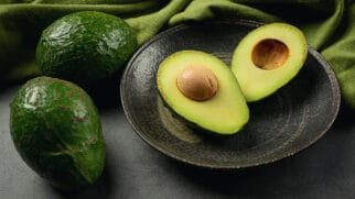 Entender como conservar abacate cortado para não ficar preto não é apenas uma dica de cozinha