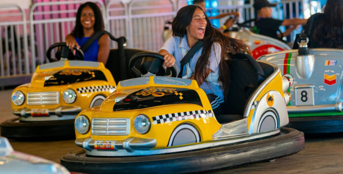 O 'carro de batida' é uma das atrações do Hopi Hari, no interior de SP