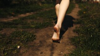 De ruas limpas a benefícios para a saúde, explore a cultura descalça que encanta e surpreende turistas