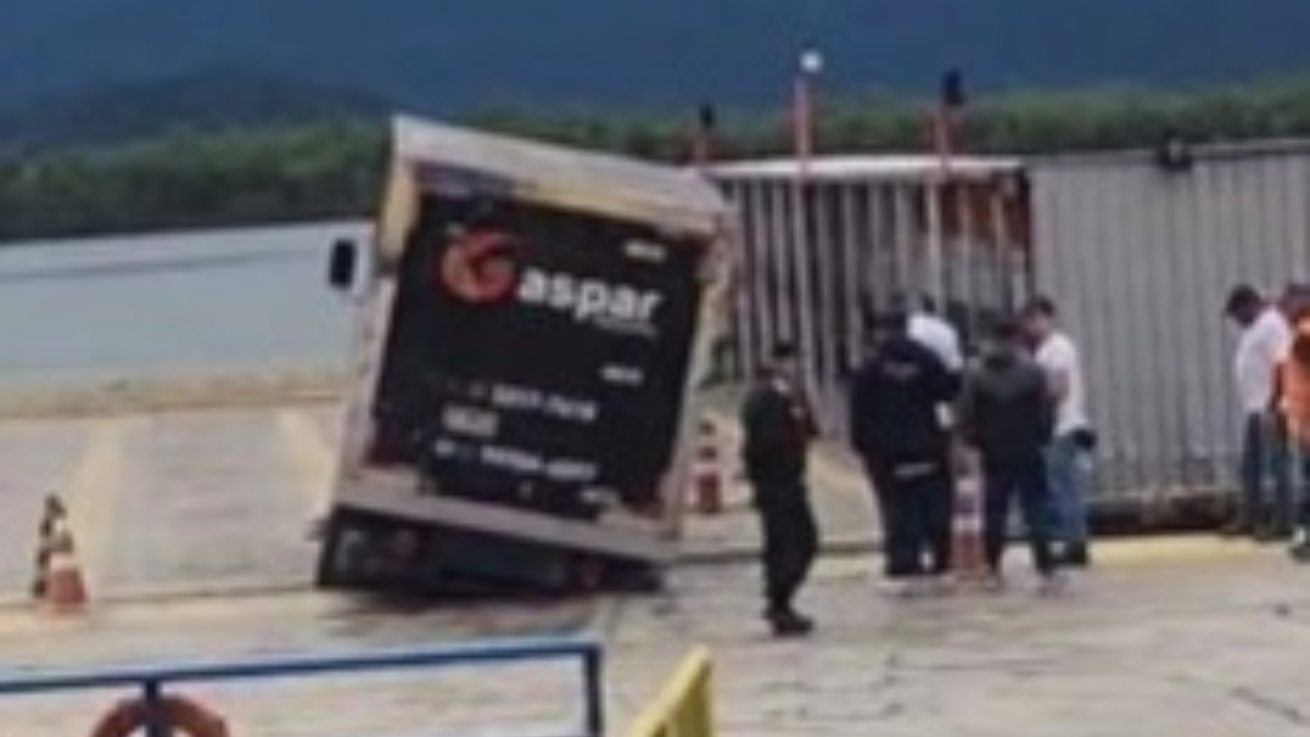 No último domingo (6), um pequeno caminhão ficou preso entre o flutuante de terra (que permite o desembarque) e um dos flutuantes que fazem a travessia do canal