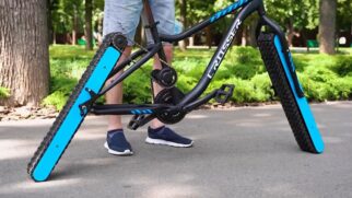 Engenheiro viraliza com bike que usa esteiras no lugar de rodas e funciona!