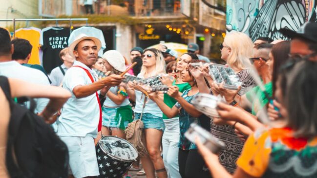 Festas regionais, gastronomia marcante e belezas naturais reforçam a imagem de um destino vibrante e acolhedor