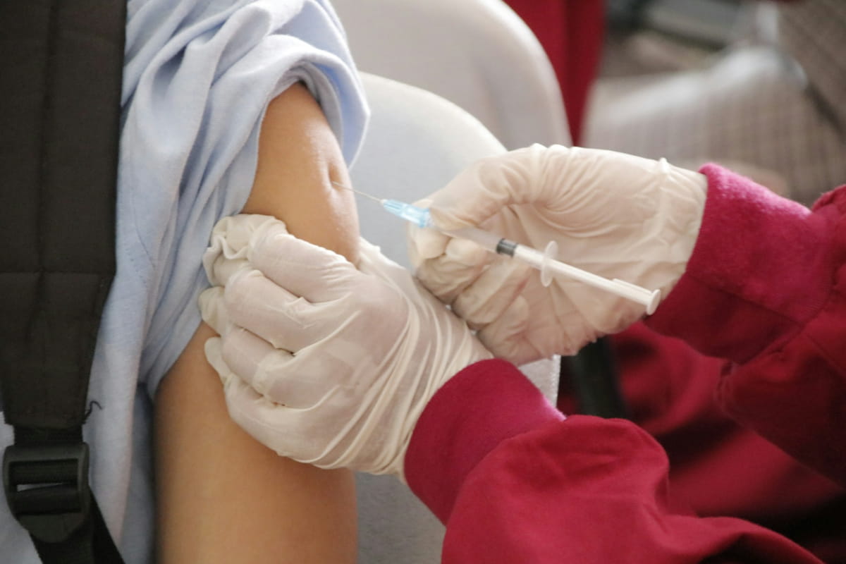 O levantamento considera a aplicação da primeira dose da vacina contra difteria, tétano e coqueluche (DTP1), um dos principais indicadores de acesso à imunização de rotina