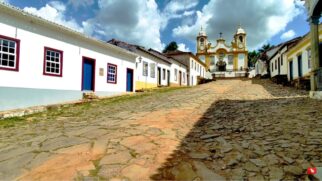Além do patrimônio histórico, a cidade pulsa com uma cena cultural e gastronômica vibrante