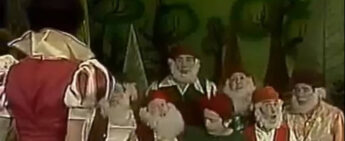 Os 7 anões cantam 'Churi Churin Fun Flais' em episódio de Chapolin