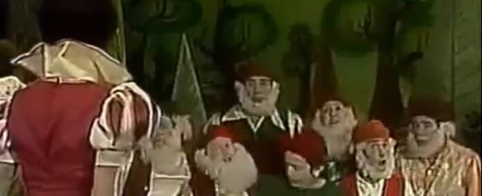 Os 7 anões cantam 'Churi Churin Fun Flais' em episódio de Chapolin