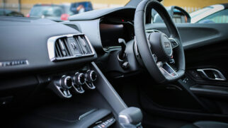 Com a chegada do inverno, o interior do carro sofre: sapatos molhados, guarda-chuvas esquecidos e roupas úmidas criam o temido cheiro de mofo e umidade