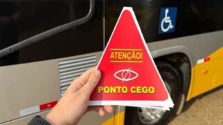 Sinalização serve como um alerta visual e busca reduzir o número de acidentes, especialmente durante manobras de ultrapassagem
