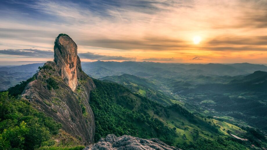 A Pedra do Baú, em São Bento do Sapucaí oferece um dos cenários mais impressionantes da região / Rodrigorosa85/Wikipedia