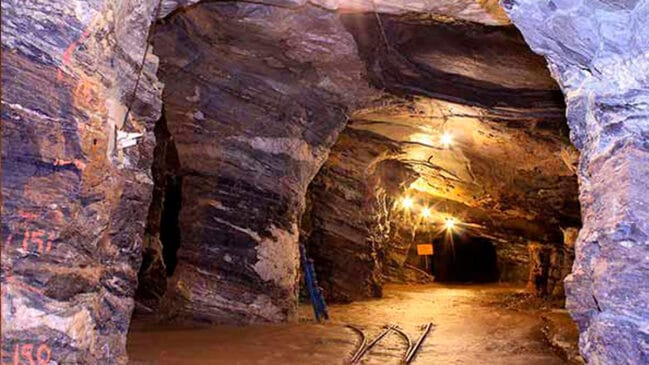Em Mariana, cidade histórica de Minas Gerais, o passeio turístico te leva para dentro de uma verdadeira mina de ouro, escavada no século XVIII.