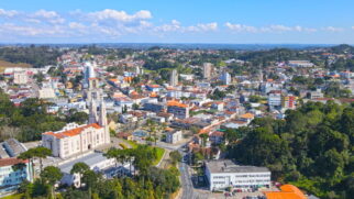Localizada a aproximadamente 840 metros de altitude, entre vales e montanhas influenciadas pela Serra do Mar, São Bento do Sul registra uma média anual de 16,4°C