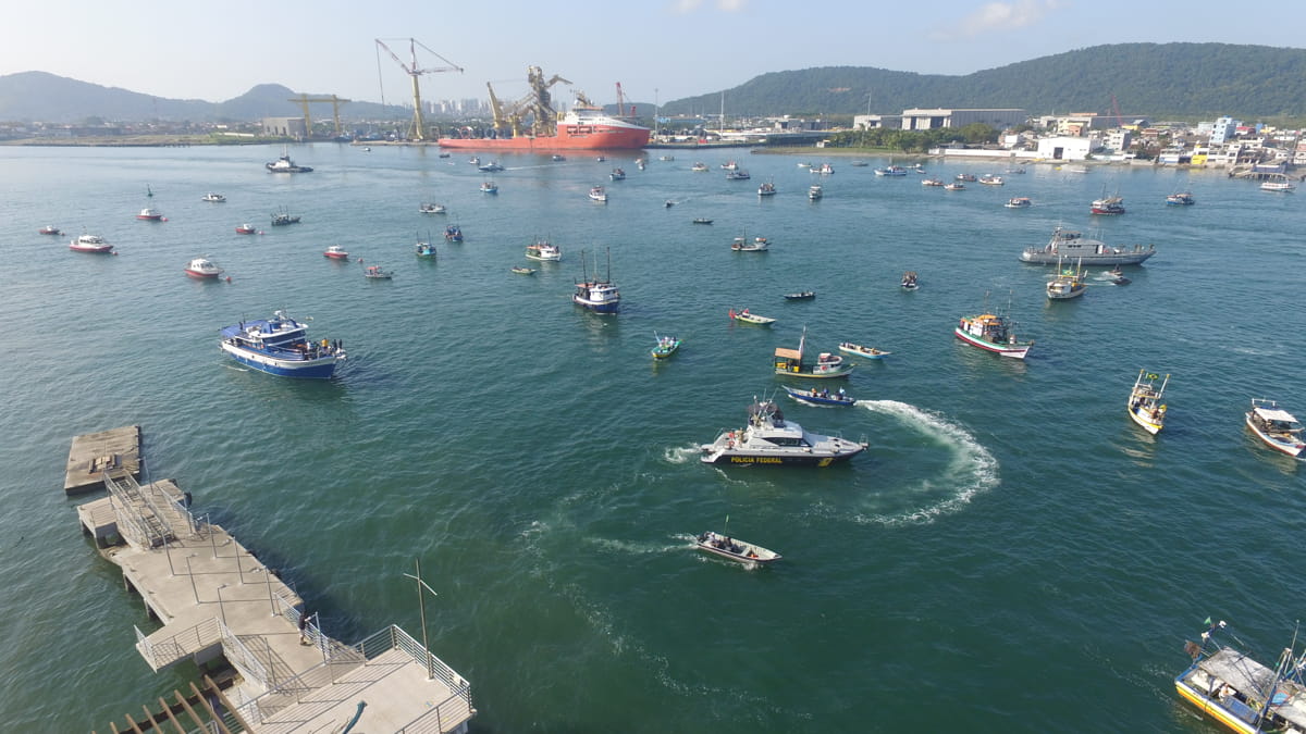 Os pescadores, com máscaras, camisetas e outros adereços fizeram uma espécie de procissão
