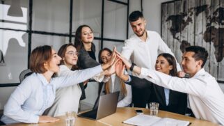 Torne-se um líder de sucesso: conheça as 6 ações que constroem confiança e estimulam o alto desempenho