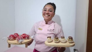 Lorena conta que os mais pedidos são o morango do amor e a coxinha de morango, em Itanhaém