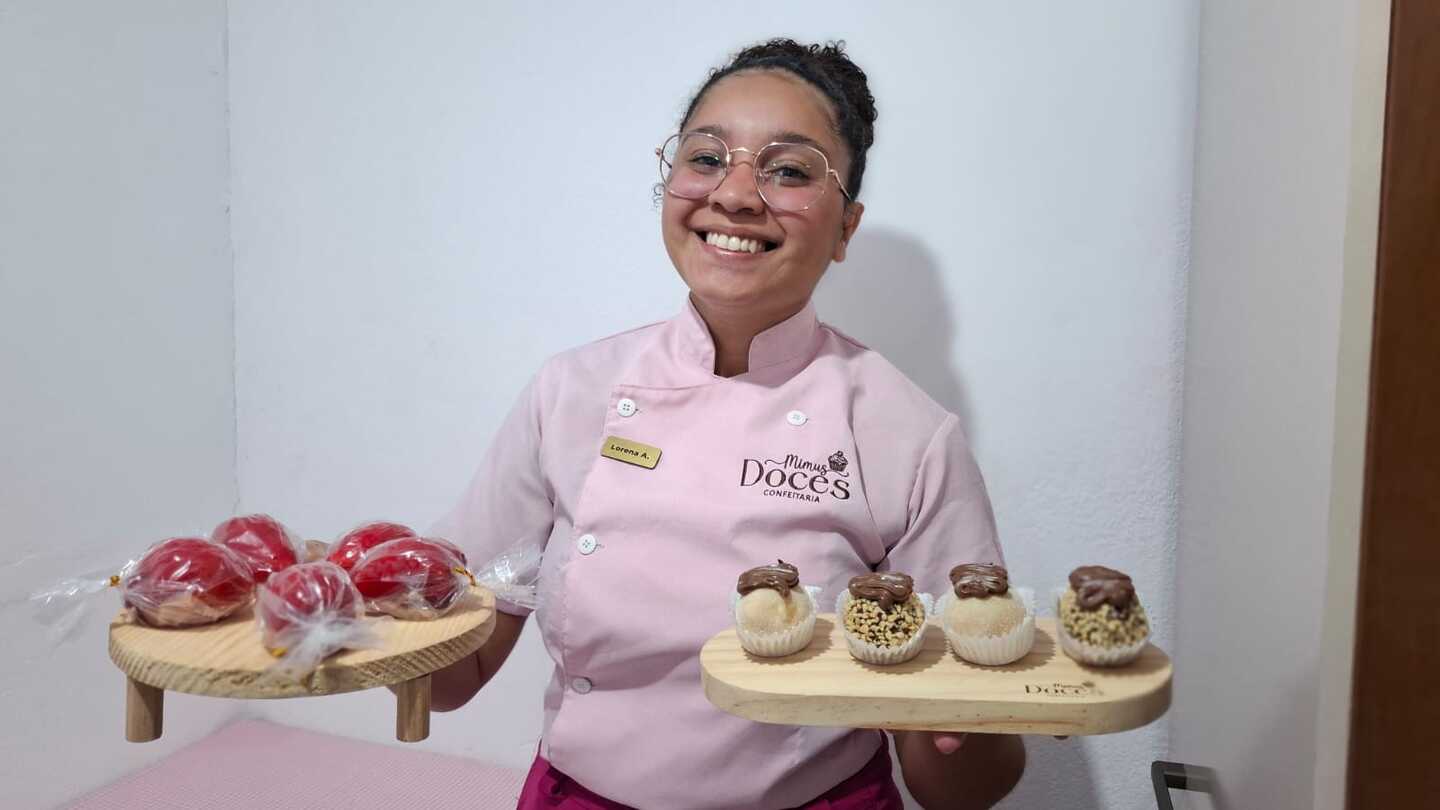 Lorena conta que os mais pedidos são o morango do amor e a coxinha de morango, em Itanhaém