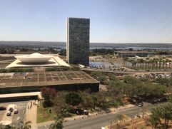 Percebendo que está perdendo a batalha nas redes sociais, o Congresso resolveu promover outra frente de batalha contra os mais pobres