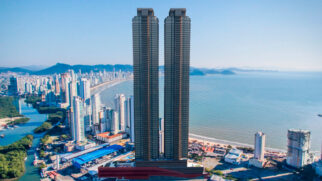 Em Balneário Camboriú, Santa Catarina, dois edifícios impressionando moradores e visitantes.