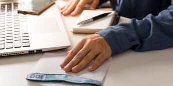Os juros do rotativo ultrapassam 400% ao ano, colocando o Brasil entre os países com as taxas mais altas do mundo.