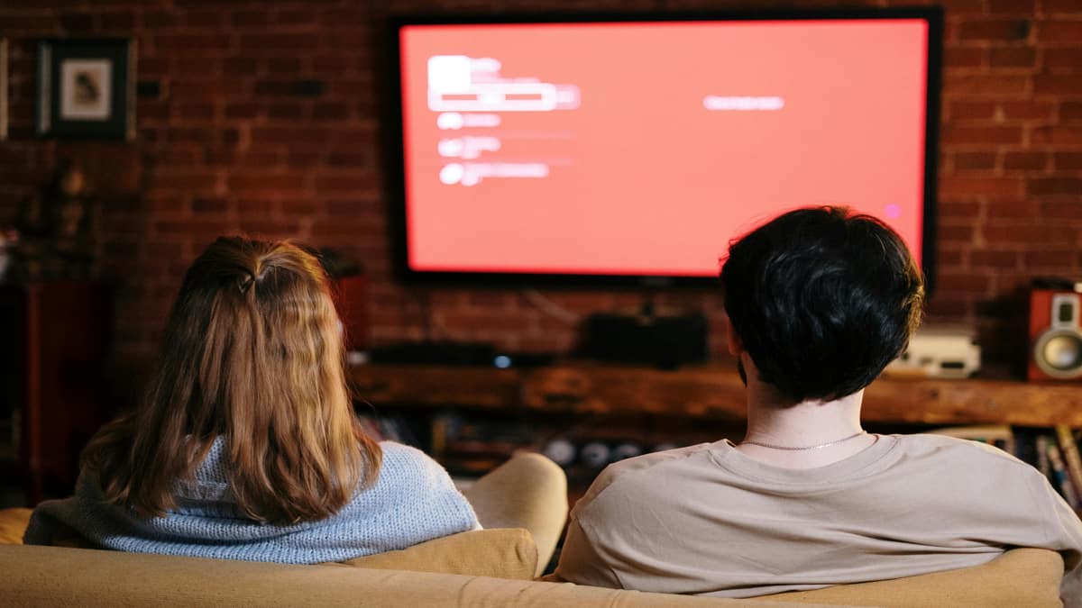 Para acelerar o processo, o governo ainda estuda linhas de financiamento para que a indústria produza adaptadores e aparelhos de TV compatíveis com a tecnologia (cottonbro studio/Pexels)