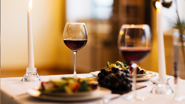 Escolher o vinho certo nessa época pode transformar uma noite fria em um momento inesquecível