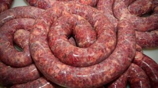 Entre os tipos de linguiças mais populares estão as apimentadas, sem gordura, com alho e até versões com ervas