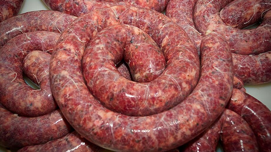 Entre os tipos de linguiças mais populares estão as apimentadas, sem gordura, com alho e até versões com ervas