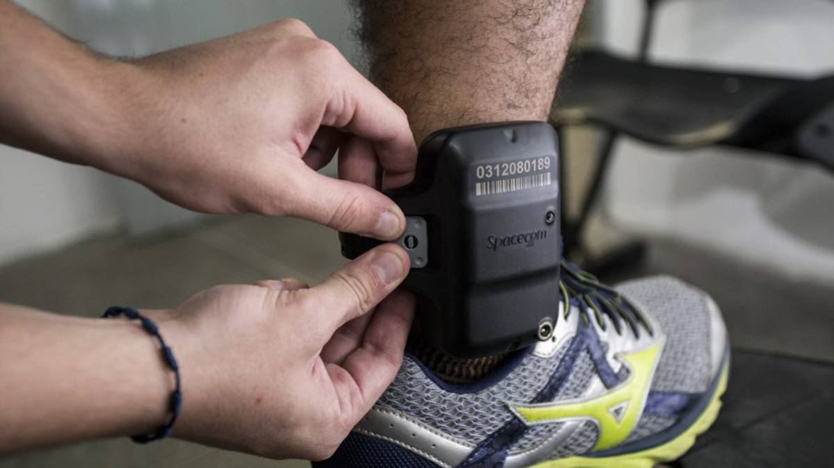 A tornozeleira eletrônica está prevista no artigo 319, inciso IX do Código de Processo Civil