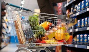Apesar das possíveis consequências negativas para os exportadores, o consumidor brasileiro pode experimentar algum alívio no bolso, especialmente em produtos como carne e frutas