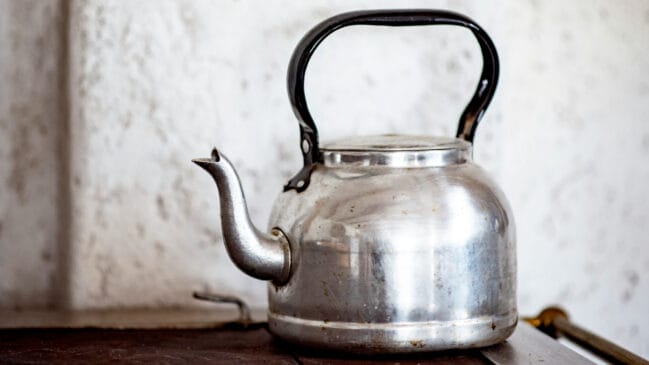 Especialistas recomendam a limpeza regular das chaleiras e utensílios que acumulam calcário