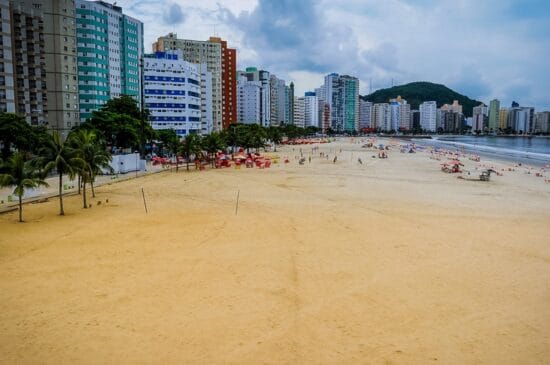 Em alguns trechos da Praia do Gonzaguinha, houve perda de até 3 metros de areia por ano