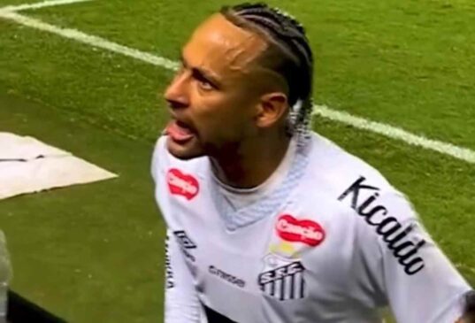 Uma discussão entre Neymar e um torcedor ganhou destaque nas redes sociais