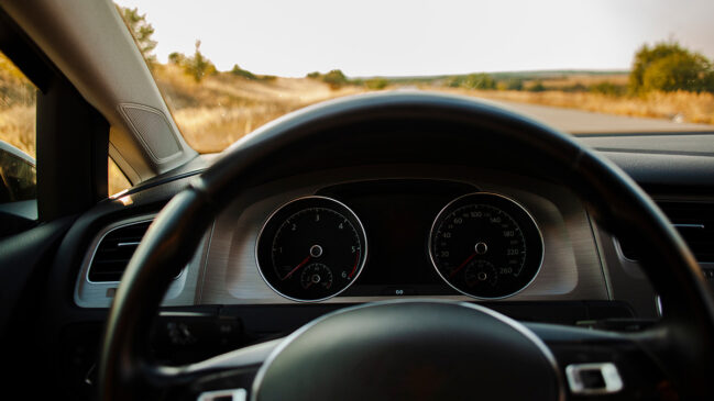 Ele foi desenvolvido para eliminar os pontos cegos, aquelas áreas ao redor do veículo que o motorista não consegue enxergar