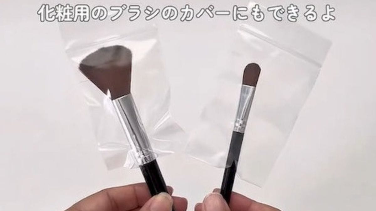 Você também pode usar esse método para guardar seus pincéis de maquiagem, evitando que sua bolsa fique suja e que seus pincéis sejam danificados, permitindo que você os carregue com tranquilidade. Crédito: reprodução