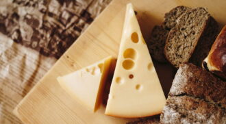 Embora não seja uma solução milagrosa, os cientistas destacam que o queijo, por ser rico em cálcio, magnésio, proteínas e gorduras saudáveis, pode colaborar na redução de sintomas