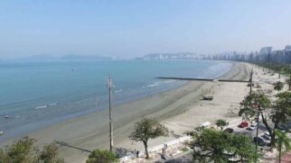Com o avanço do mar, a população perde espaço na faixa de areia e enfrenta impactos na vegetação e em construções próximas