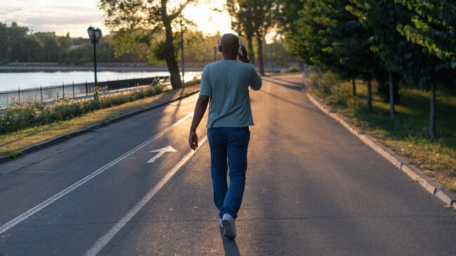 Pesquisadores descobriram que pequenas caminhadas podem trazer benefícios