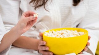 Parece prático, mas pode danificar seu aparelho e trazer riscos